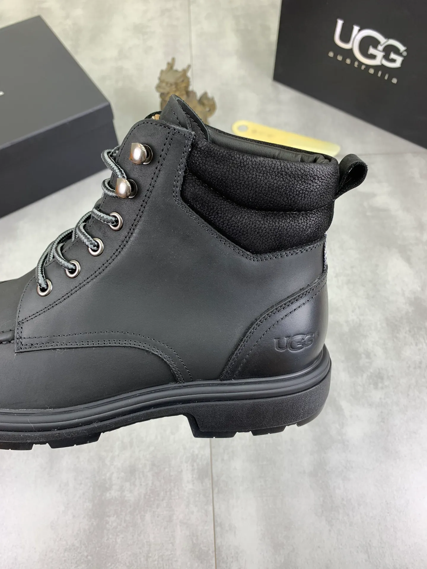 Factory price P640 💶[UGG] (full wool lining) Top-end high-quality fur integrated warm snow boots from Australia's warm luxury men's shoes brand, UGG-5877 official website synchronized, made of imported cowhide, carefully sewn...Imported rubber outsole (comfortable, soft, wear-resistant) The quality is really great...Exquisite workmanship, you can't put it down at first sight, code number: 39-44 Color: 3️⃣colors available